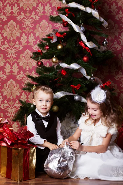 Happy children with christmas presents — Stock Photo, Image