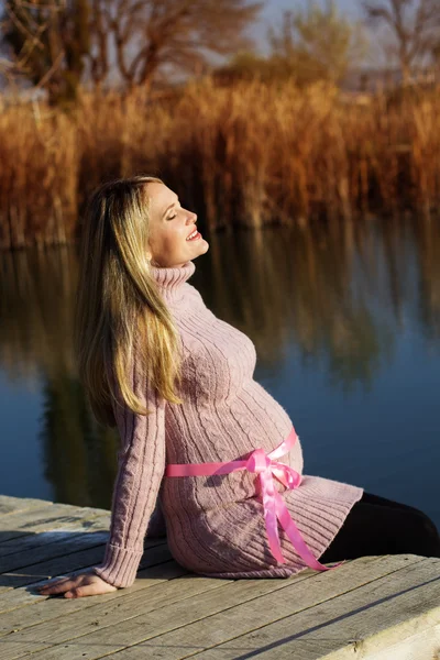 Sonbahar gölde hamile kadın — Stok fotoğraf