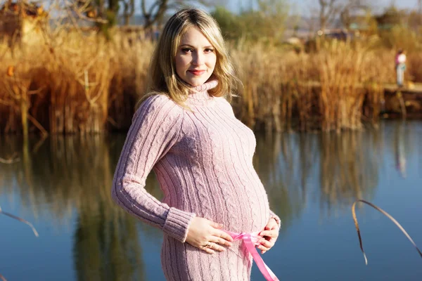 Pregnant woman on the autumn lake — Stock Photo, Image