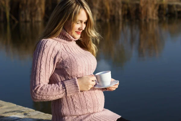 Mujer embarazada en el lago de otoño — Foto de Stock