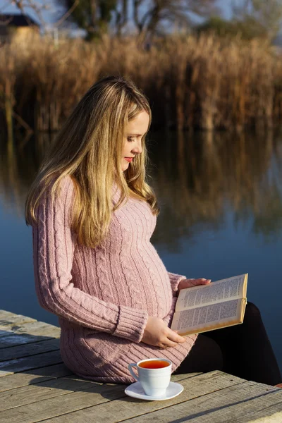 शरद ऋतू तलाव वर गर्भवती महिला — स्टॉक फोटो, इमेज