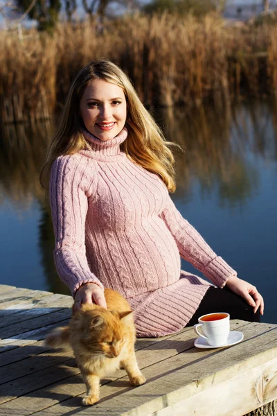 Pregnant woman on the autumn lake — Stock Photo, Image