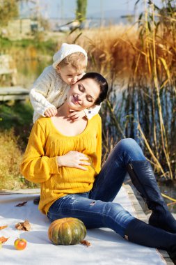 Küçük çocuk annesi sonbahar Gölü ile