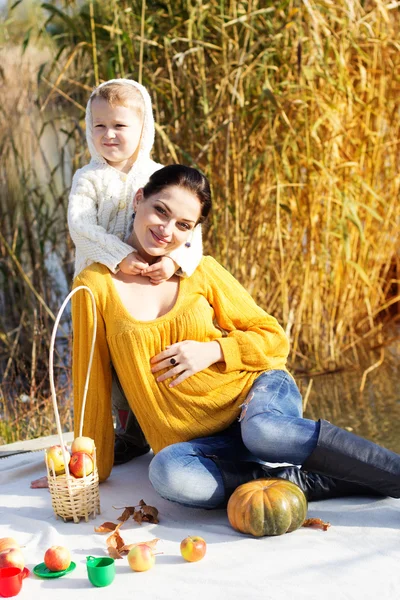 Little boy with her mother on the autumn lake — Stock Photo, Image