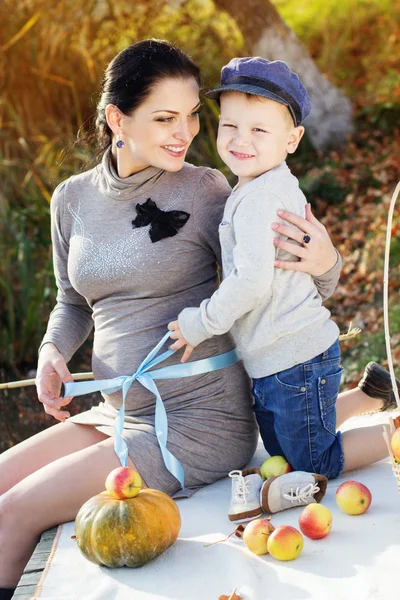 Little boy with her mother on the autumn lake — Stock Photo, Image