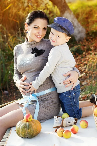 Little boy with her mother on the autumn lake — Stock Photo, Image