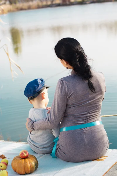 Little boy with her mother on the autumn lake — Stock Photo, Image