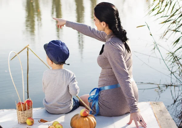 Little boy with her mother on the autumn lake — Stock Photo, Image