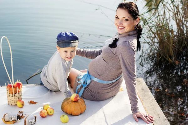 Mały chłopiec z matką na jesień jezioro — Zdjęcie stockowe