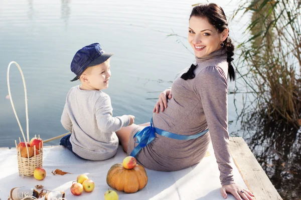 Little boy with her mother on the autumn lake — Stock Photo, Image