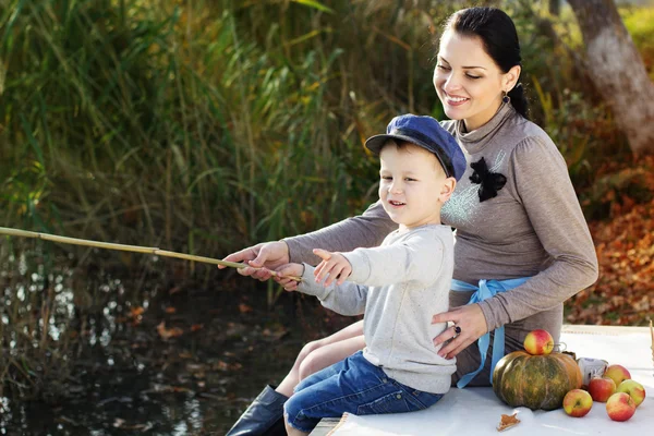 Little boy with her mother on the autumn lake — Stock Photo, Image