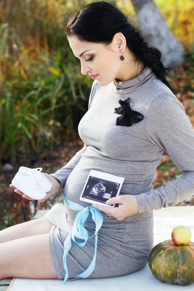 Zwangere vrouw over de aard, de herfst tijd — Stockfoto