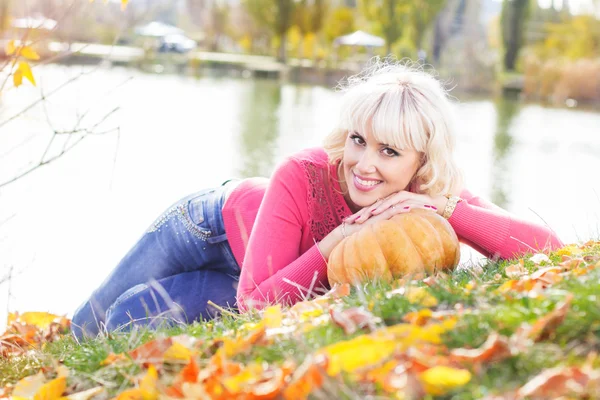 Giovane donna con zucca, tempo di autunno — Foto Stock