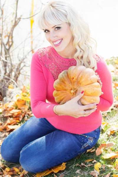 Mujer joven con calabaza, tiempo de otoño — Foto de Stock