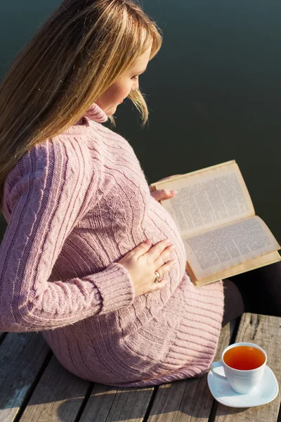 Donna incinta sul lago autunnale — Foto Stock