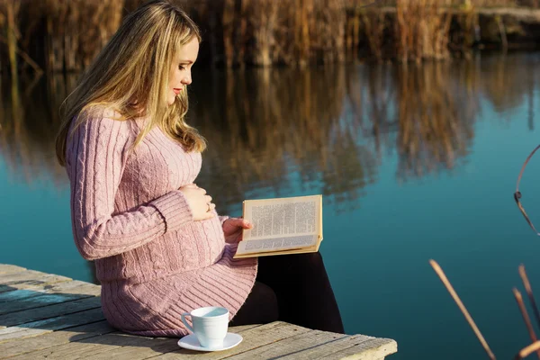 Mulher grávida no lago de outono — Fotografia de Stock