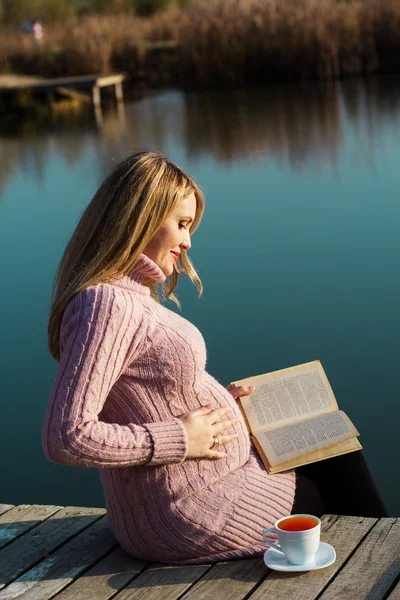 Pregnant woman on the autumn lake — Stock Photo, Image