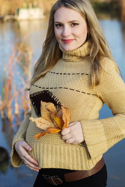 Femme enceinte sur le lac d'automne — Photo