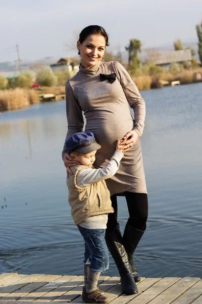 Mały chłopiec z matką na jesień jezioro — Zdjęcie stockowe