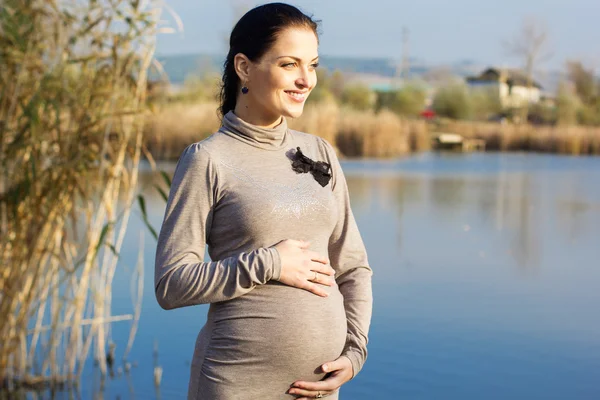Pregnant woman on the nature, autumn time — Stock Photo, Image