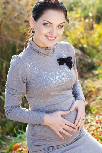 Pregnant woman on the nature, autumn time — Stock Photo, Image