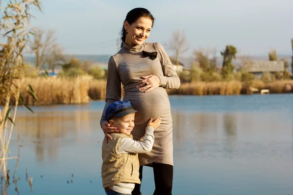 Little boy with her mother on the autumn lake — Stock Photo, Image