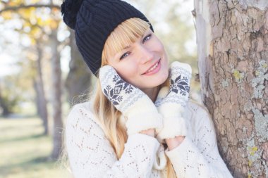 Sıcak giysiler giyiyor ile çekici sarışın kız