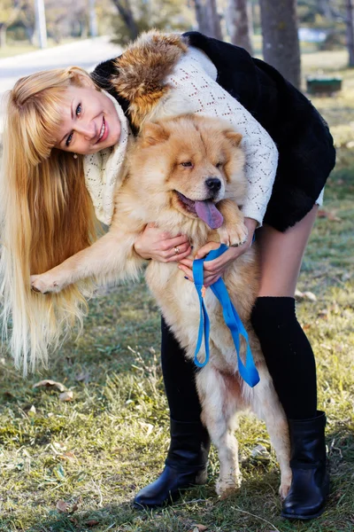 Fille attrayante avec son chien portant des vêtements chauds — Photo