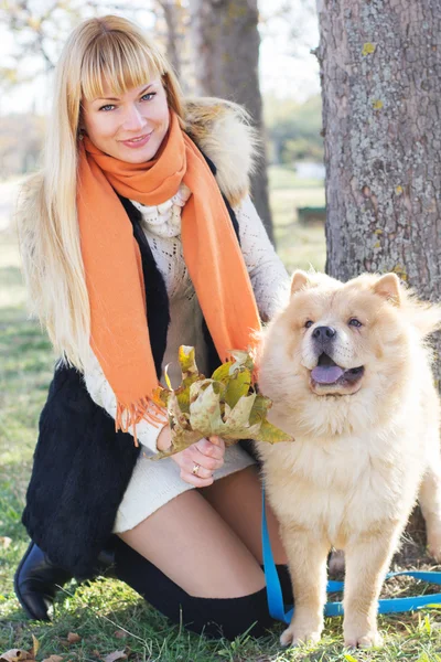 Atrakcyjna dziewczyna z psem sobie ciepłe ubrania — Zdjęcie stockowe