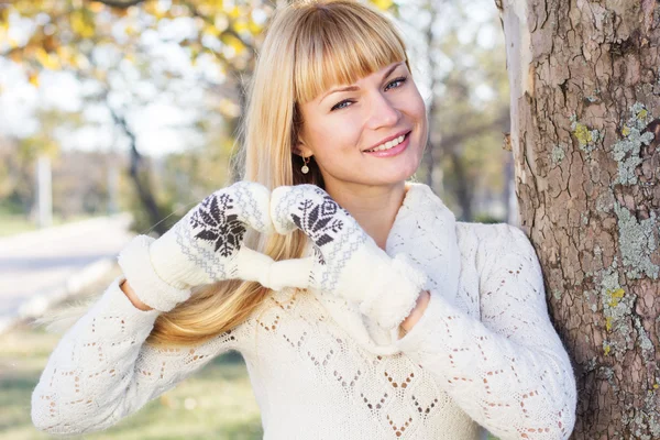 Atractiva chica rubia con ropa de abrigo —  Fotos de Stock