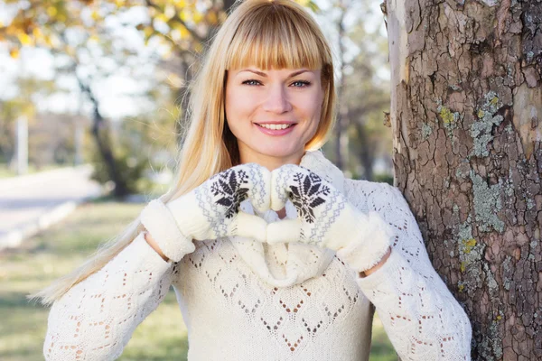 Attraktiv blond tjej med varma kläder — Stockfoto