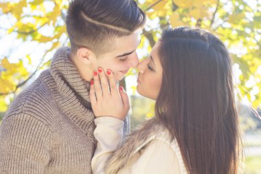 Genç mutlu çiftimiz parkta