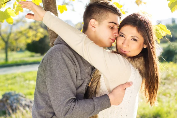 Jovem casal feliz no parque — Fotografia de Stock