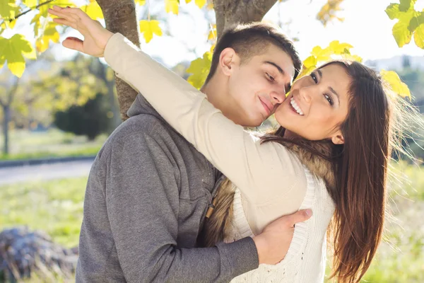 Genç mutlu çiftimiz parkta