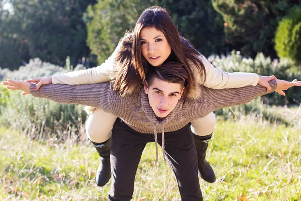 Jovem casal feliz no parque — Fotografia de Stock