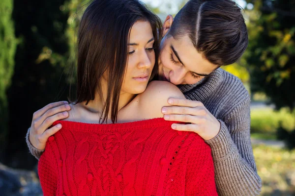 Jovem casal feliz no parque — Fotografia de Stock