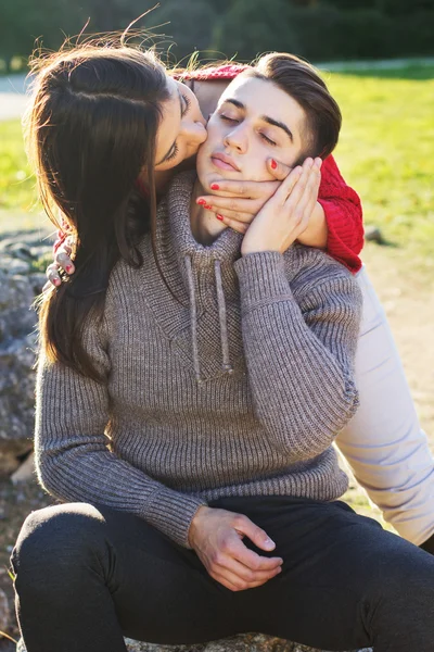 Jovem casal feliz no parque — Fotografia de Stock