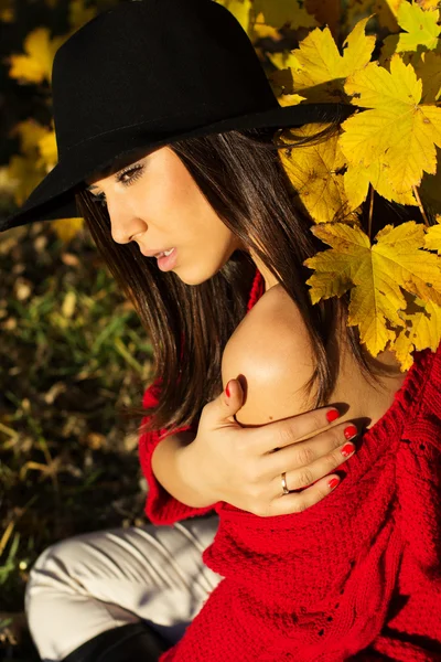 Young girl walking in autumn park — Stock Photo, Image