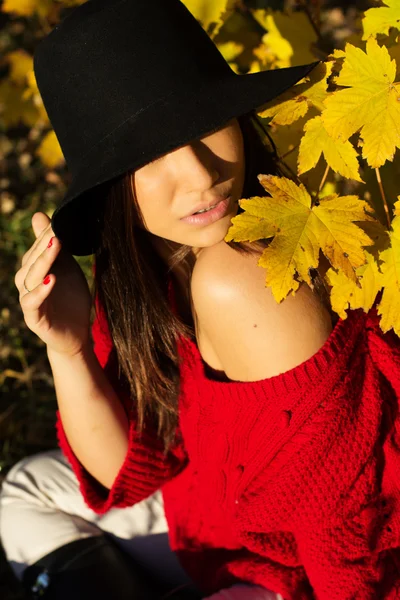 Junges Mädchen spaziert im Herbstpark — Stockfoto