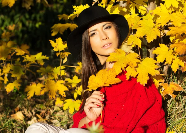 Chica joven caminando en el parque de otoño — Foto de Stock