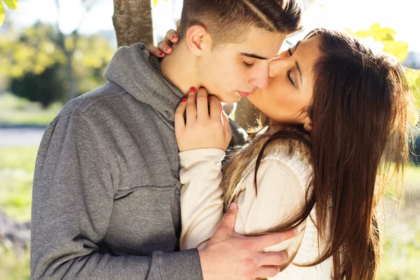 Jovem casal feliz no parque — Fotografia de Stock