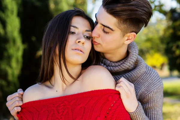 Joven pareja feliz en el parque — Foto de Stock