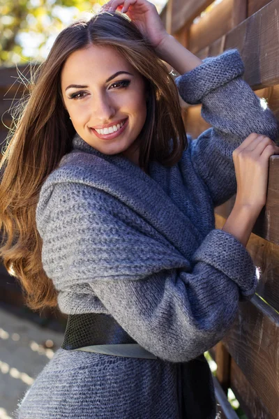 Chica de moda joven cerca de pared de madera —  Fotos de Stock