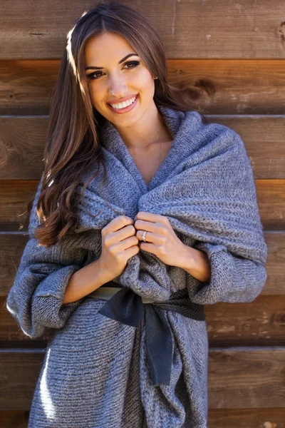 Chica de moda joven cerca de pared de madera — Foto de Stock