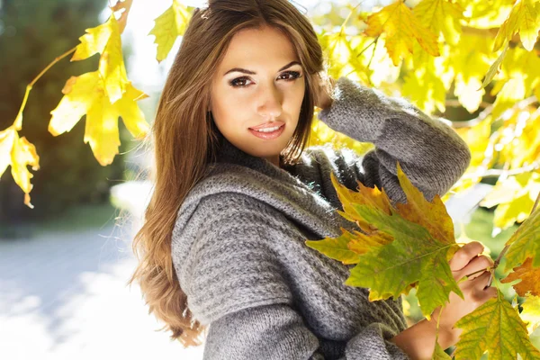 Jeune fille de la mode dans le parc d'automne — Photo