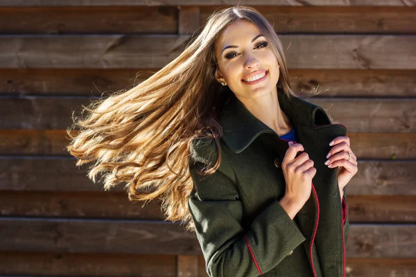 Menina de moda jovem perto de parede de madeira — Fotografia de Stock