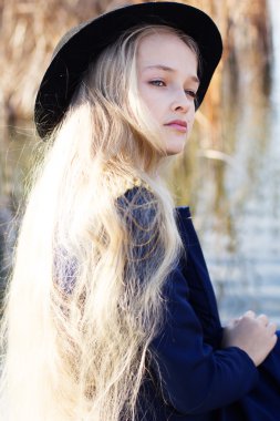 Şirin moda küçük kız göl kenarında dinleniyor