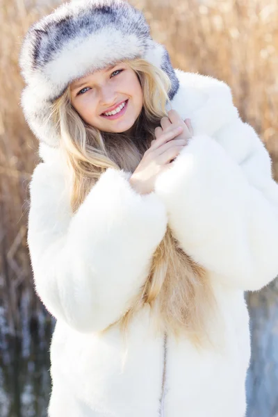 Menina bonito em roupas de inverno ao ar livre — Fotografia de Stock