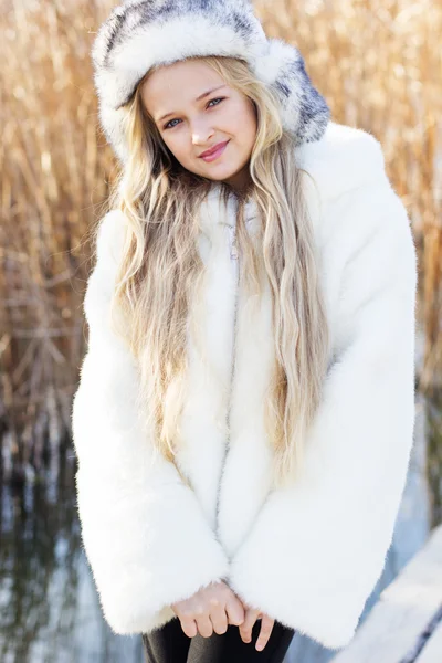 겨울 옷 야외에서 귀여운 소녀 — 스톡 사진