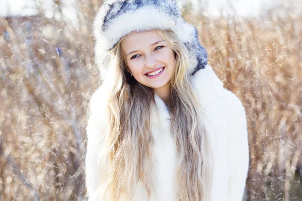Cute little girl in winter clothes outdoors — Stock Photo, Image